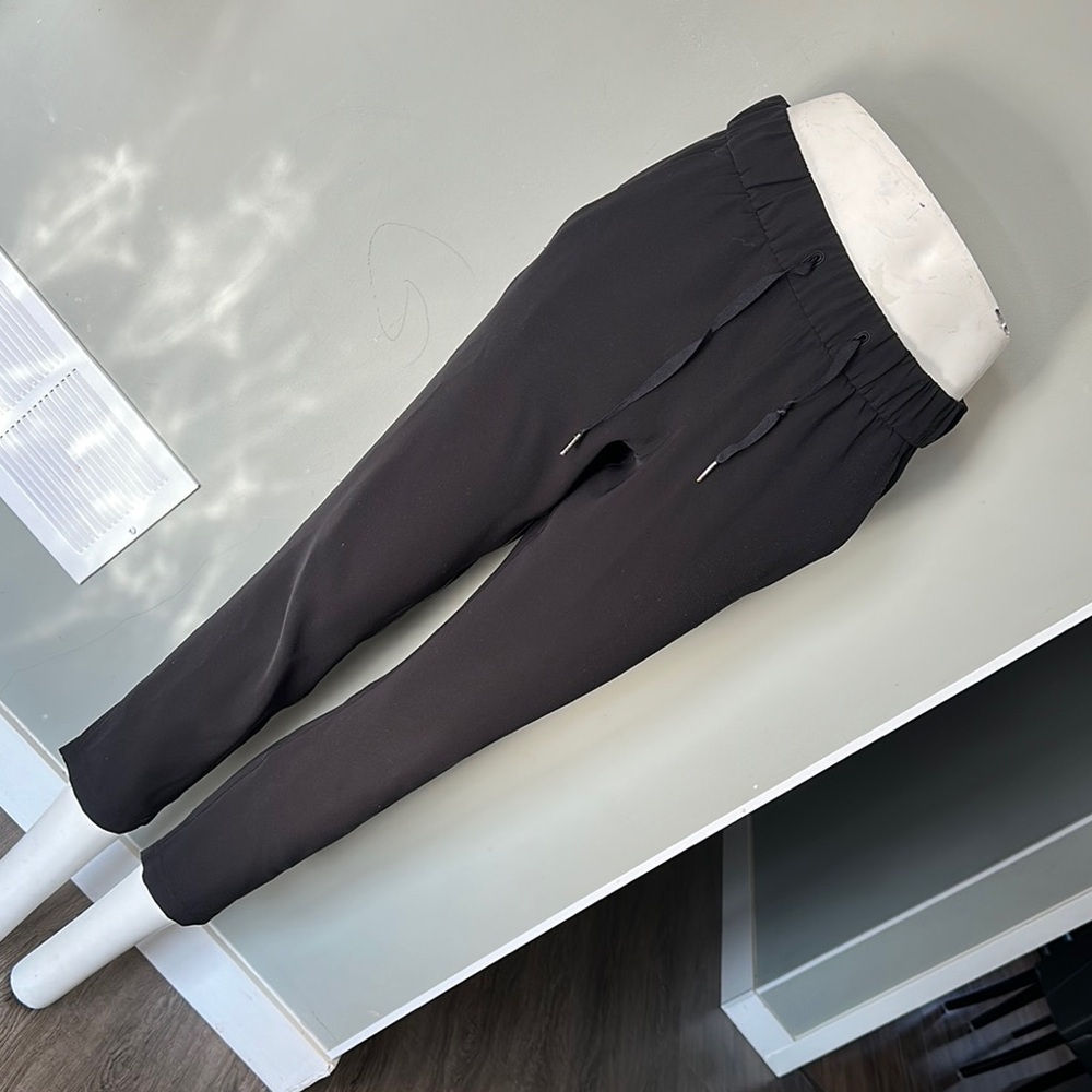 Lululemon Women’s Black Jogger Pants. Size 6